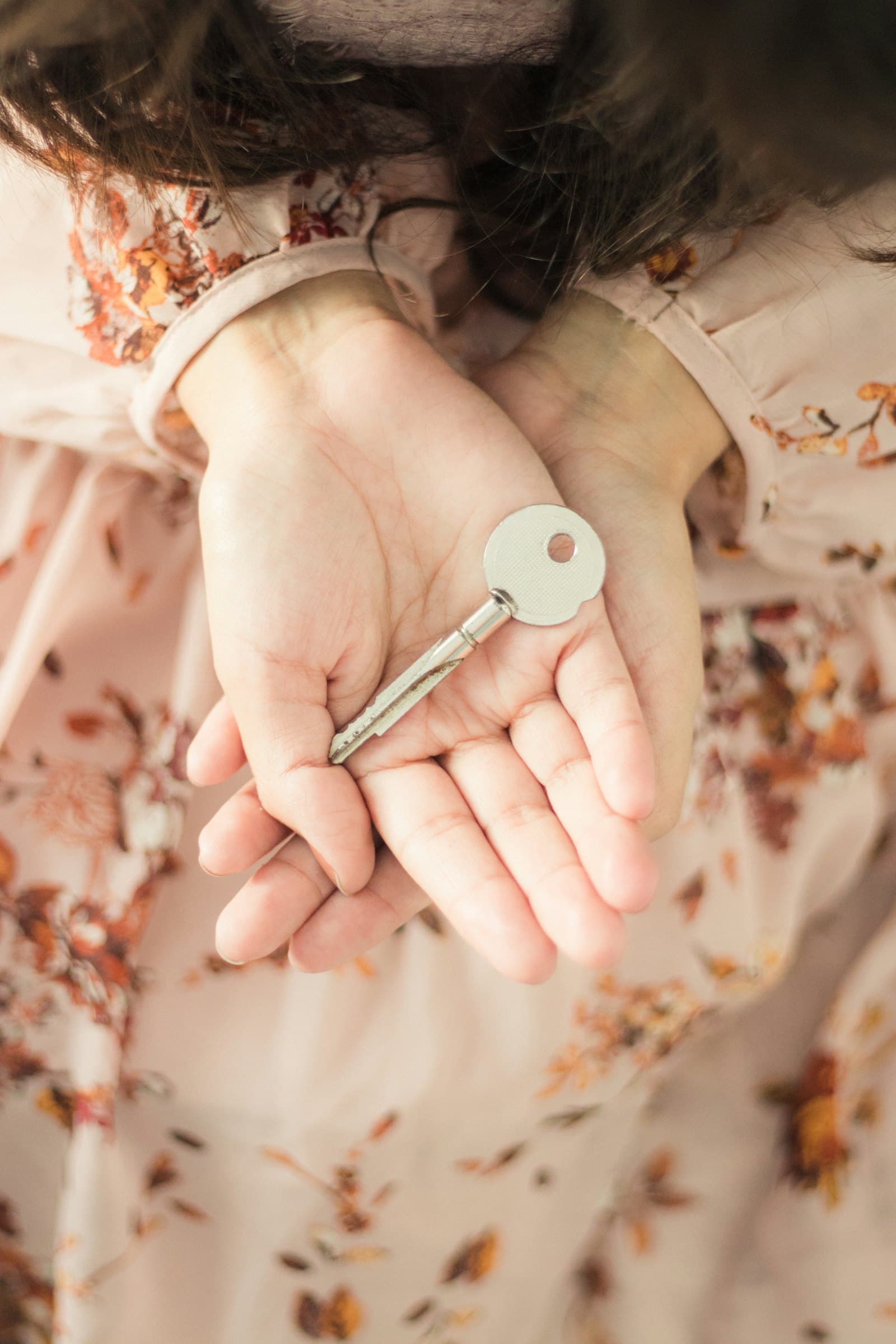 Una mano sosteniendo la llave de una casa